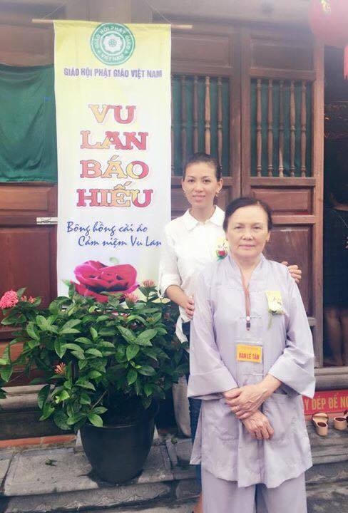 Chị Hoài hạnh phúc bên mẹ trong Lễ Vu Lan tại Chùa.