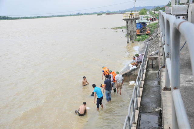 Bộ trưởng Nguyễn Xuân Cường kiểm tra tình hình mưa lũ tại Ninh Bình