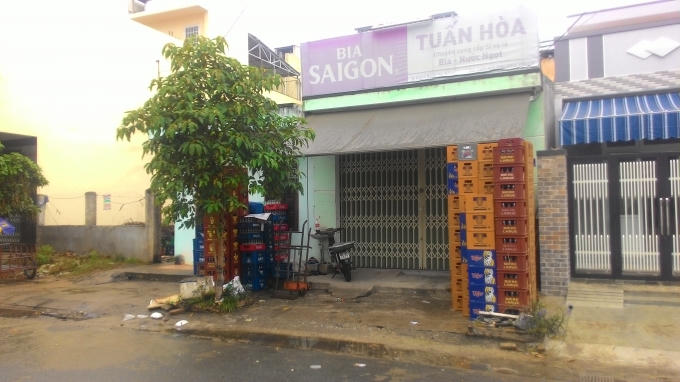 Hai đối tượng người nước ngoài đến quầy tạp hóa của chị Linh mua bia để lừa đảo