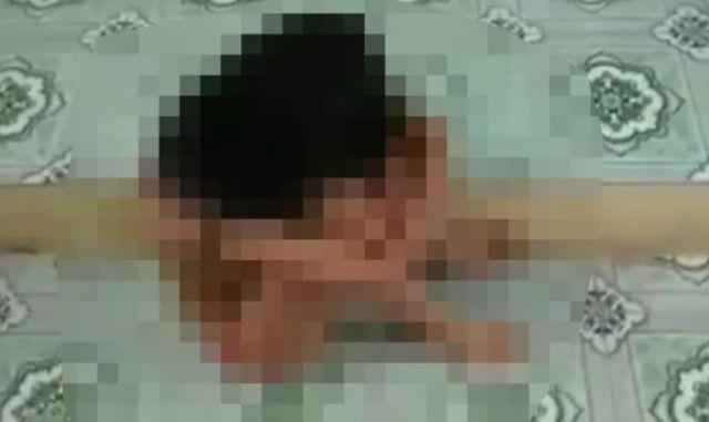 Nữ sinh bị lột quần áo, đánh hội đồng ở Hưng Yên (Ảnh: Cắt từ clip)