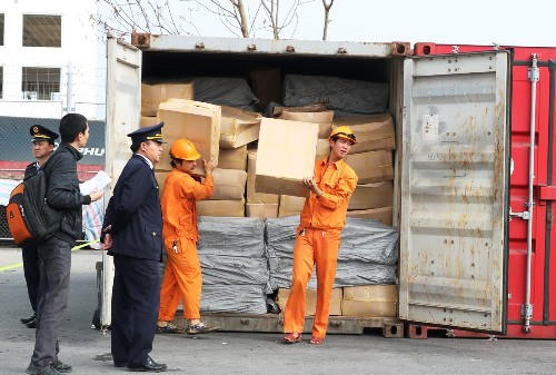 Nhà chức trách mở một container kiểm đếm được 352 thùng carton chứa lá khát. Ảnh: Giang Chinh