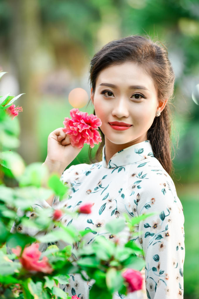 Những bông hoa đầu tiên đỏ rực... như mặt thiếu nữ thẹn thùng là hình ảnh đẹp say đắm lòng người.