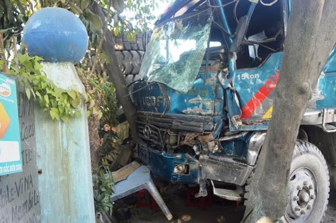 Cận cảnh xe ben &ldquo;đi&ecirc;n&rdquo; g&acirc;y tai nạn li&ecirc;n ho&agrave;n rồi đ&acirc;m nh&agrave; d&acirc;n