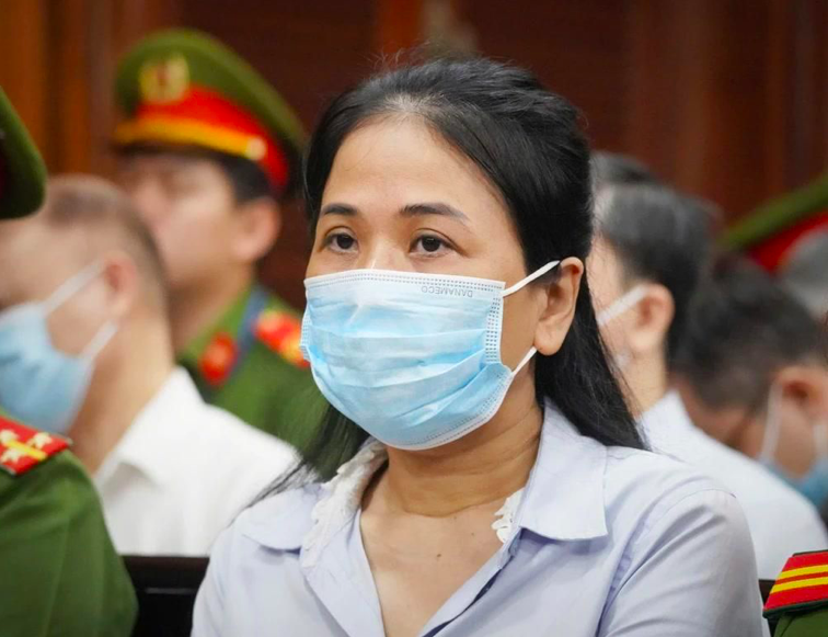 Bị cáo Mai Thị Hồng Hạnh (Chủ tịch Công ty Xuyên Việt Oil) bị xét xử về tội “Đưa hối lộ” và “Vi phạm quy định về quản lý, sử dụng tài sản Nhà nước gây thất thoát, lãng phí”. 12 bị cáo khác bị xét xử về 1 trong 3 tội danh nêu trên. Ảnh Thuận Văn