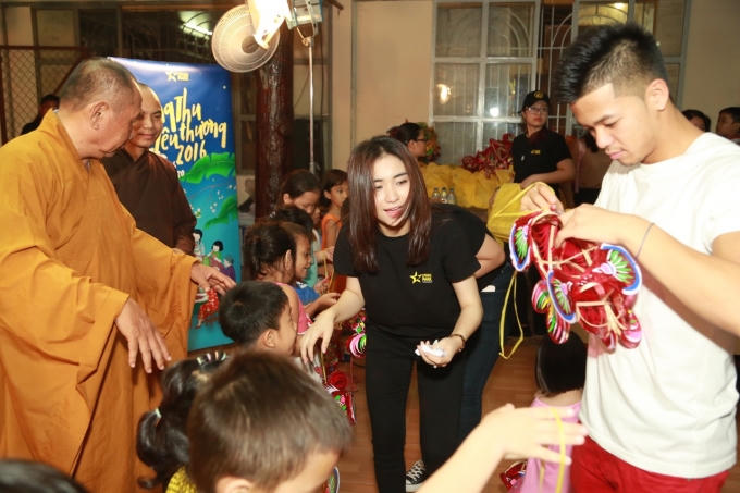 Vẻ nhí nhảnh và dễ thương của Hòa Minzy khiến cô luôn được các em nhỏ yêu mến.