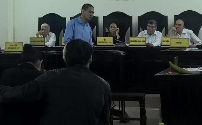 Khi được nói lời sau cùng Quát quay xuống chỉ nói được "con xin lỗi, cha, me" rồi khóc tu tu như một đứa trẻ (Ảnh: Duy Khương)