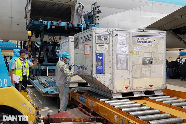 Bộ Y tế chính thức cấp phép có điều kiện vắc xin ngừa Covid-19 của AstraZeneca cho trường hợp khẩn cấp phòng, chống dịch. Việc phê duyệt dựa trên các dữ liệu thử nghiệm an toàn của AstraZeneca đến ngày 28/1.