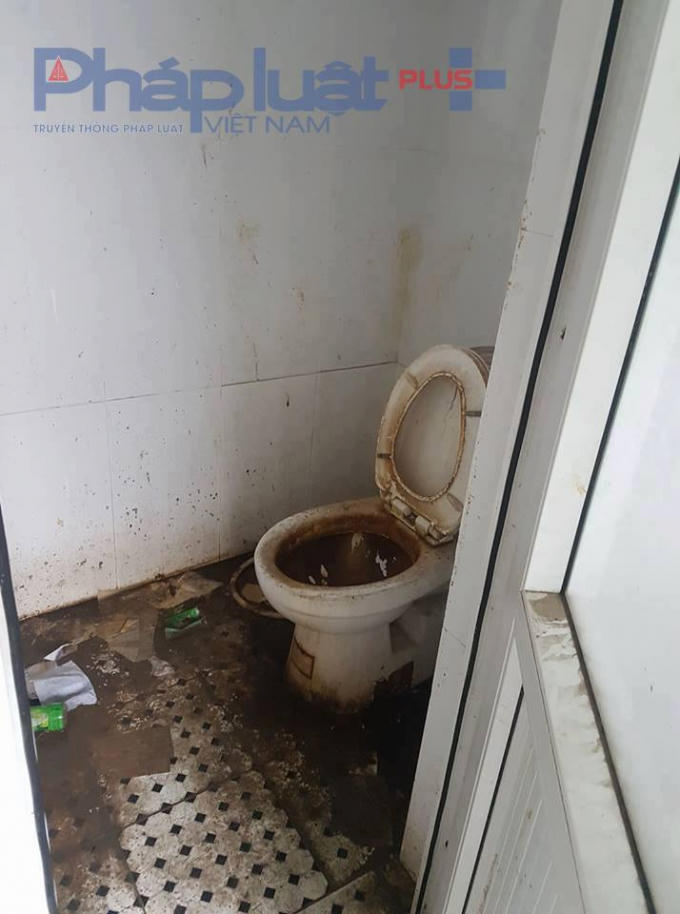 Nhà vệ sinh bẩn "kinh hoàng" vì mùi xú uế. Có cả phân người tại nhà vệ sinh.