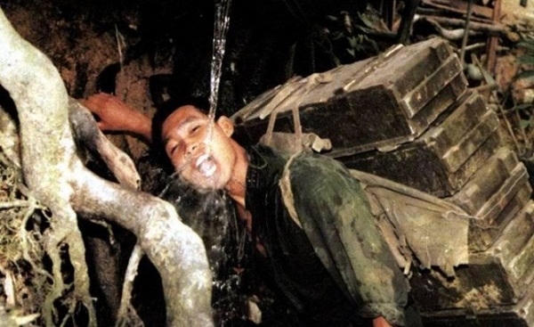 Phút giải lao của một chiến sĩ tải đạn trên chiến trường. Ảnh Tư liệu.