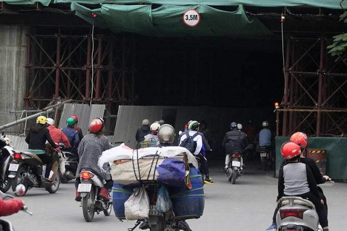 Giữa ban ngày nhưng đoạn hầm này vẫn tối thui