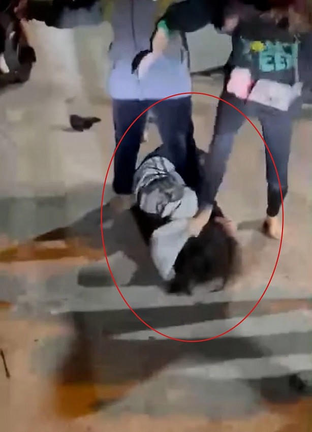 Nữ sinh bị đánh hội đồng