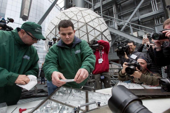 Thợ kỹ thuật lắp ghép những mảnh cuối cùng cho quả cầu pha lê tại New York. Ảnh: AP.