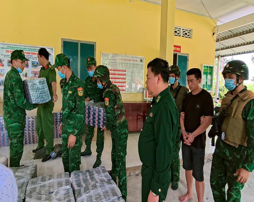 Cơ quan chức năng kiểm đếm tang vật trong chuyên án. Ảnh: Luận Quân