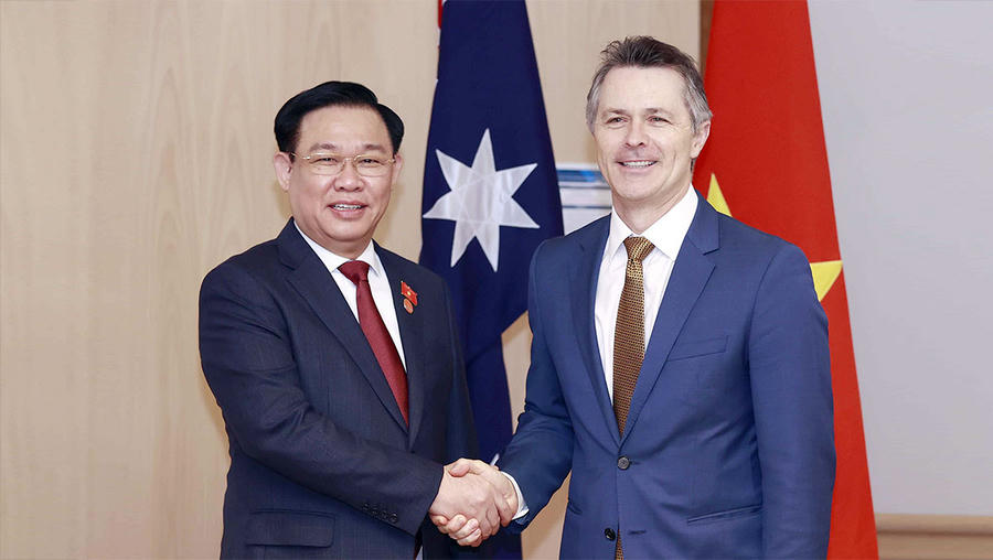 Chủ tịch Quốc hội Vương Đình Huệ tiếp Bộ trưởng Giáo dục Australia Jason Clare. (Ảnh: Doãn Tấn)