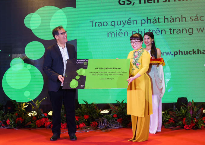 Tác giả Nirmal Kishnani trao quyền phát hành cho đại diện Phúc Khang, bà Lưu Thị Thanh Mẫu – CEO Phuc Khang Corporation.