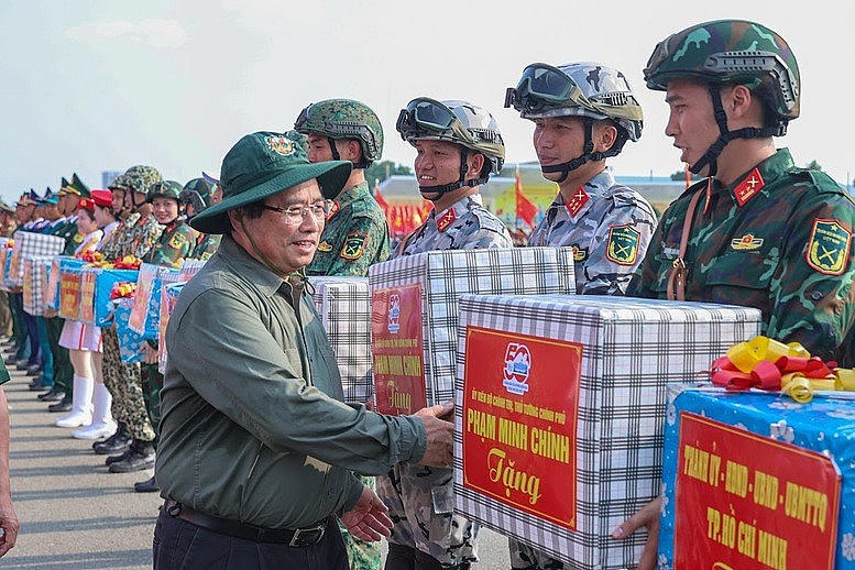 Thủ tướng tặng quà cho các lực lượng vũ trang.