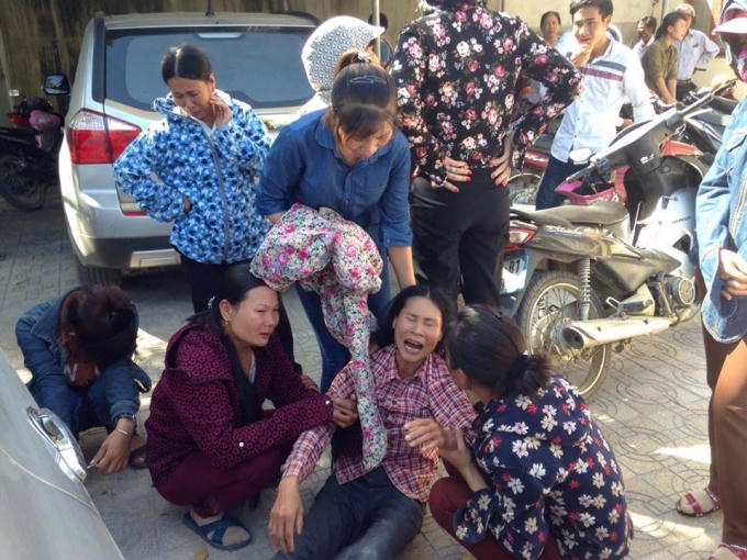 Do đâu mà những người vợ, người mẹ, người con bị cáo vật vã dù phiên tòa kết thúc đã lâu. Người nhà mong muốn HĐXX công tâm cho điều tra lại vụ án nhưng cái nhận được, là bản án 3 năm 6 tháng tù.