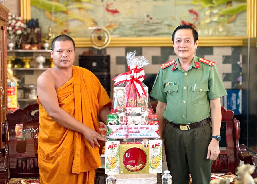Thay mặt Tỉnh ủy, UBND, UBMTTQ Việt Nam tỉnh Bạc Liêu, Đại tá Hồ Việt Triều - Ủy viên Ban Thường vụ Tỉnh ủy, Giám đốc Công an tỉnh, trao quà Tết cho Đại đức Danh Ngọc Phúc - Trụ trì chùa Giá Rai cũ.