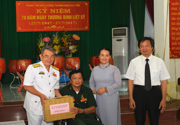Thăm v&agrave; tặng qu&agrave; tại Trung t&acirc;m Điều dưỡng Thương binh H&agrave; Nam