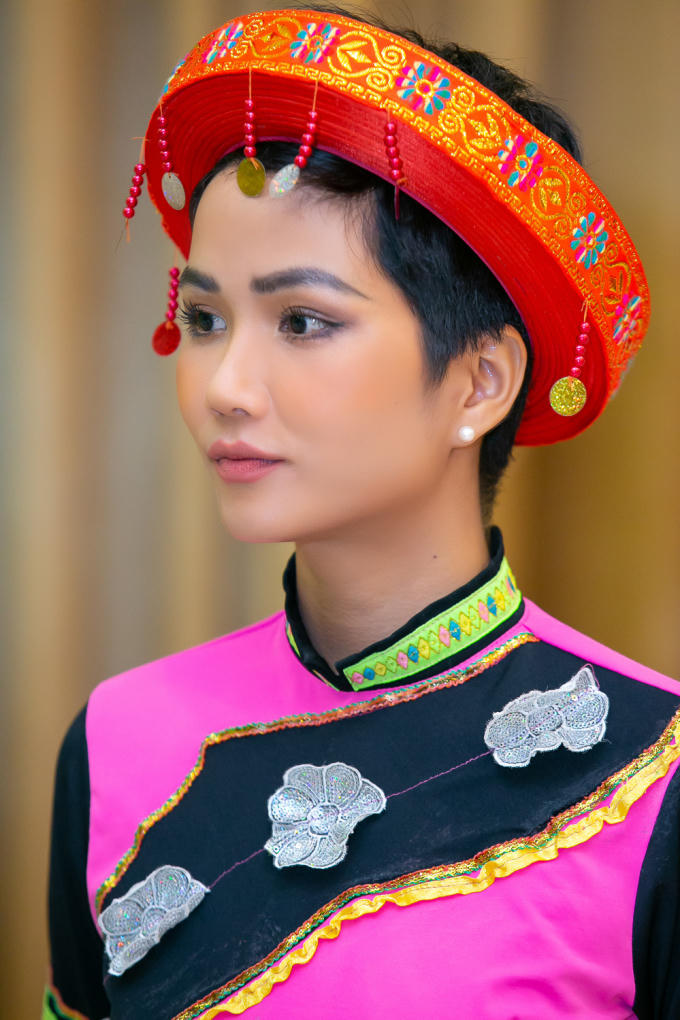 Hoa hậu H'hen Ni&ecirc; h&oacute;a c&ocirc; g&aacute;i d&acirc;n tộc H'M&ocirc;ng tham gia hoạt động cộng đồng tại Đ&agrave; Nẵng