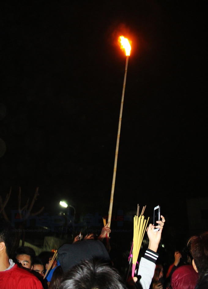 Và "lửa thiêng" được đưa ra sân để đốt vàng. (Ảnh: Đức Biên)