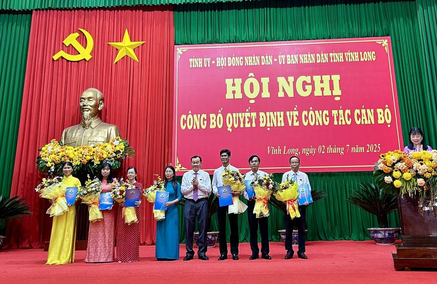 Ông Nguyễn Minh dũng, Chủ tịch HĐND tỉnh Vĩnh Long tặng hoa chúc mừng Chánh Văn phòng và Phó Chánh Văn phòng đoàn đại biểu Quốc hội và HĐND tỉnh Vĩnh Long. Ảnh: PLO