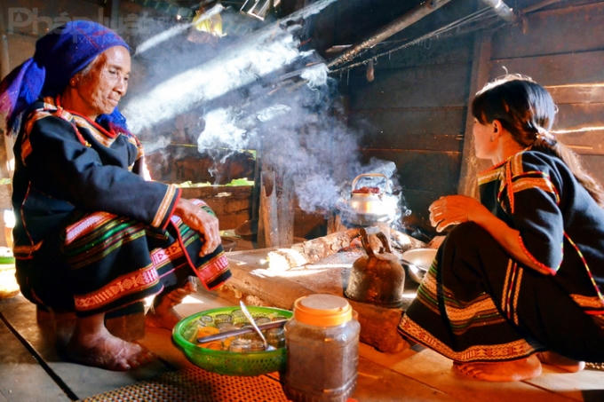 Hương cà phê lan tỏa trong căn bếp của người Ê đê (Ảnh: Đoàn Bắc)