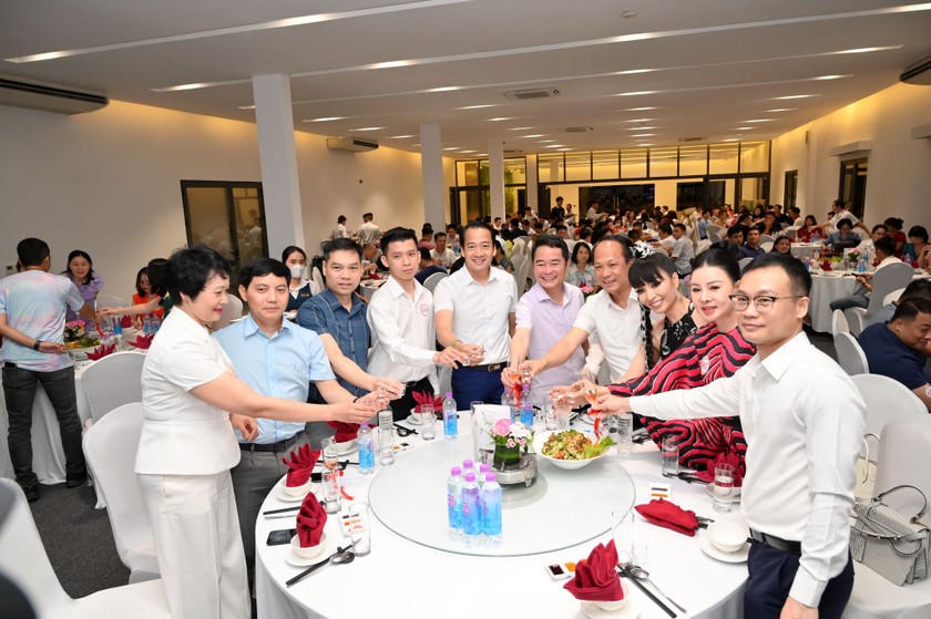 Các vị khách mời và lãnh đạo Báo chung vui nhân kỷ niệm 38 năm Ngày Báo Pháp luật Việt Nam ra số đầu tiên.