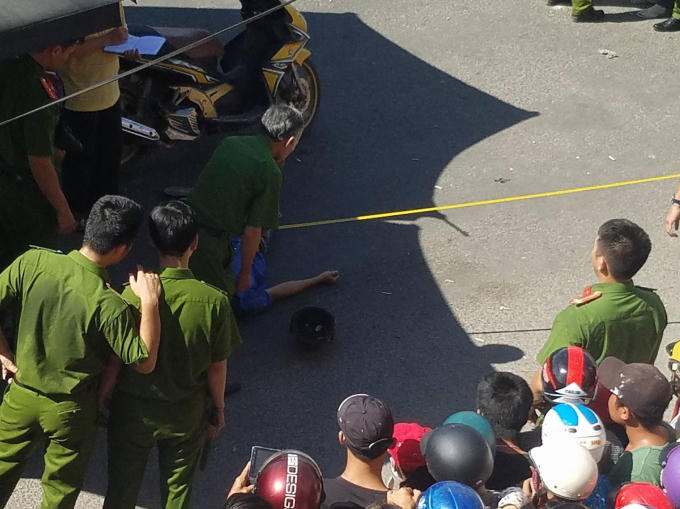 Lực lượng chức năng khám nghiệm hiện trường.