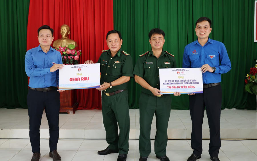 Đồn Biên phòng Nhơn Hội nhận quà hỗ trợ từ chương trình.