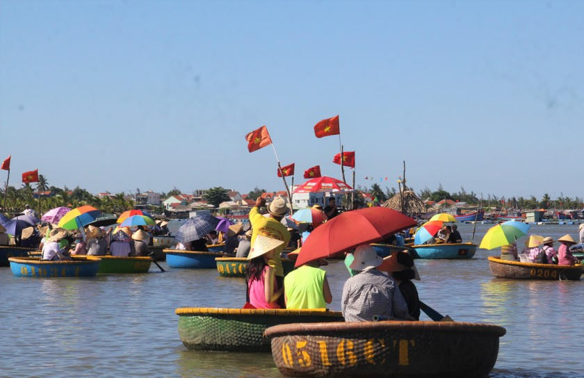 Tình trạng ô nhiễm tiếng ồn từ việc sử dụng loa công suất lớn vẫn còn tại khu rừng dừa Bảy Mẫu.