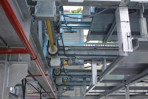 Hệ thống giàn thép đỗ xe được lắp dựng theo công nghệ Hàn Quốc với 17 block, cao 4 tầng, chiều cao công trình 8,25m. Ảnh: Như Trường.