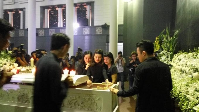 Gia đình nhạc sĩ cùng các nghệ sĩ tiễn biệt Nhạc sĩ Thanh Tùng về nơi vĩnh hằng.