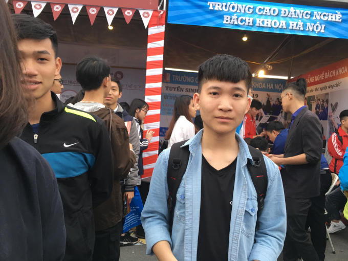 Thí sinh tìm hiểu dự thi vào Đại học Sân khấu Điện ảnh Hà Nội. 