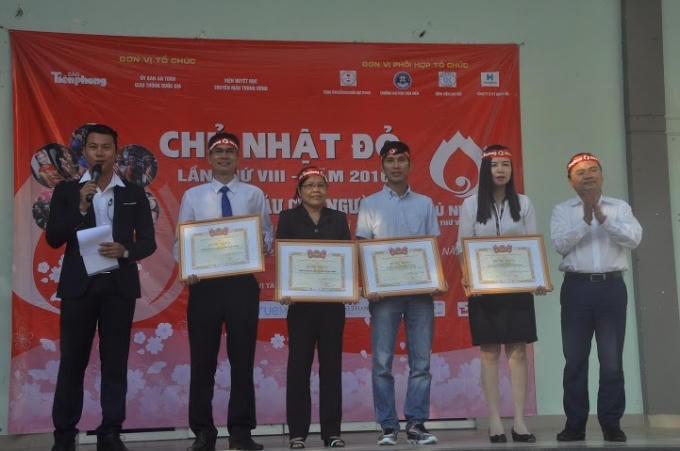 Những bằng khen về sự đóng góp thầm lặng của những người có nghĩa cử cao đẹp