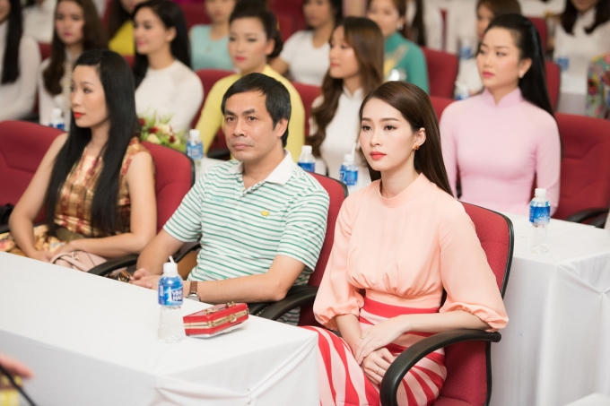 Ngắm Hoa hậu Đặng Thu Thảo khoe nét đẹp trong veo dưới nắng
