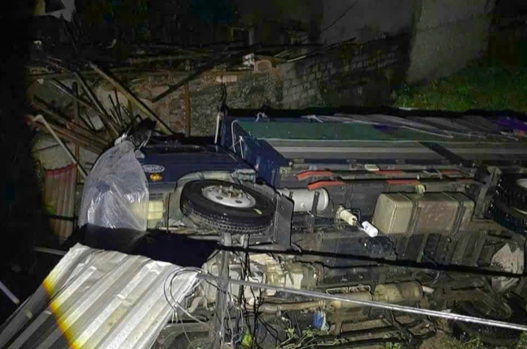 Nhiều tài sản của các hộ dân hư hại nặng nề. Ảnh: C T V