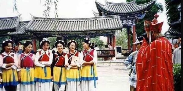 Đường Tăng vui vẻ bên các cô gái xinh đẹp, không giống như trong phim luôn "né tránh" các cô gái.