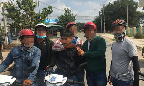 Đối tượng Khải bị các hiệp sĩ tóm gọn.
