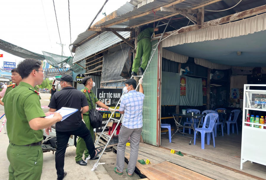 Cơ quan Cảnh sát điều tra Công an tỉnh Cà Mau nhanh chóng có mặt khám nghiệm hiện trường, làm rõ nguyên nhân vụ chết người.