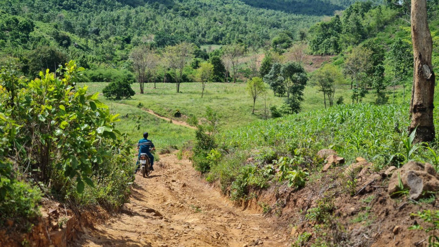 Do đường sá khó khăn nên người dân buôn Cư Bung, (xã Ia Le, huyện Chư Pưh, tỉnh Gia Lai) ít khi giao lưu với cuộc sống bên ngoài.