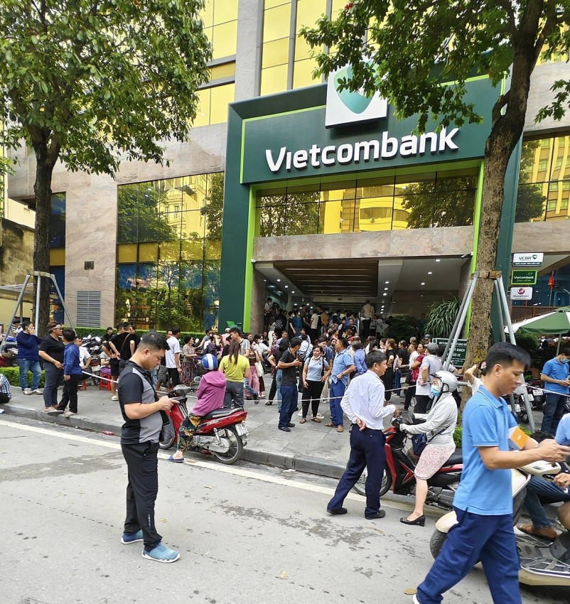 "Rồng rắn" xếp hàng cũng chưa mua được vàng