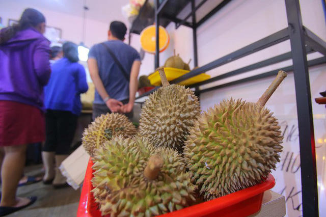 Xếp h&agrave;ng chờ tới lượt mua sầu ri&ecirc;ng ăn trả hạt ở TP HCM