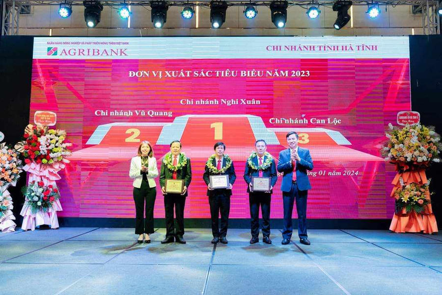 Giám đốc Agribank CN tỉnh Hà Tĩnh đã tuyên dương khen thưởng những cá nhân (bao gồm cá nhân ngoài định biên), tập thể có nhiều đóng góp vào hoạt động kinh doanh của chi nhánh trong năm 2023.