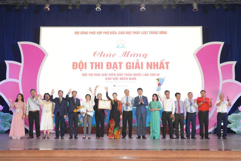 thu-truong-bo-tu-phap-nguyen-thanh-tinh-truong-ban-to-chuc-trao-giai-cho-doi-thi-tinh-ba-ria-vung-tau-giai-nhat-hoi-thi-hoa-giai-vien-gioi-khu-vuc-phia-nam-anh-trung-truong-8036