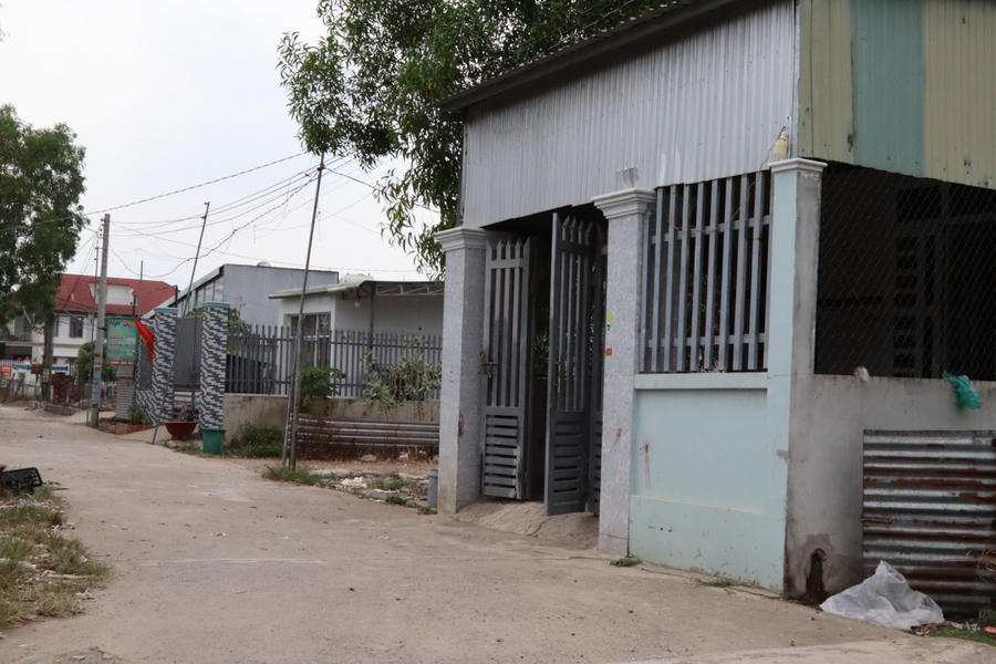 Tại một thửa đất có diện tích 4.385m2 xã Lộc An, huyện Long Thành, hàng chục căn nhà mọc lên trên thửa đất nông nghiệp đã phân lô với sổ đỏ chung 38 người “đồng sở hữu”.