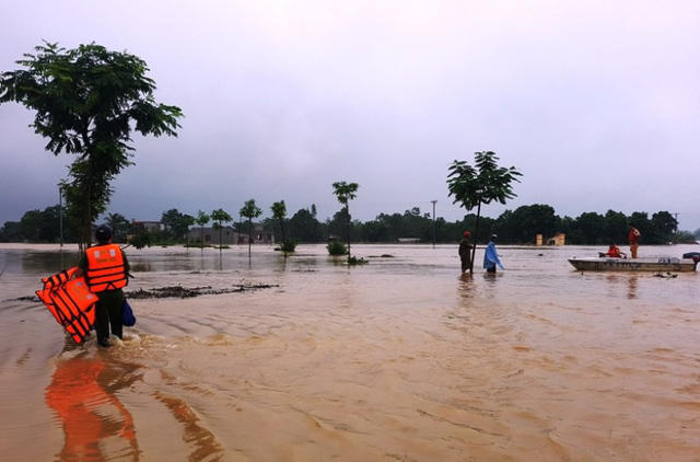 Tiếp cận và đưa người dân khỏi vùng lũ