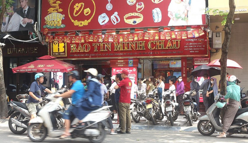 Dòng người chen chúc nhau đi mua/bán vàng khi giá vàng liên tục lập đỉnh mới.