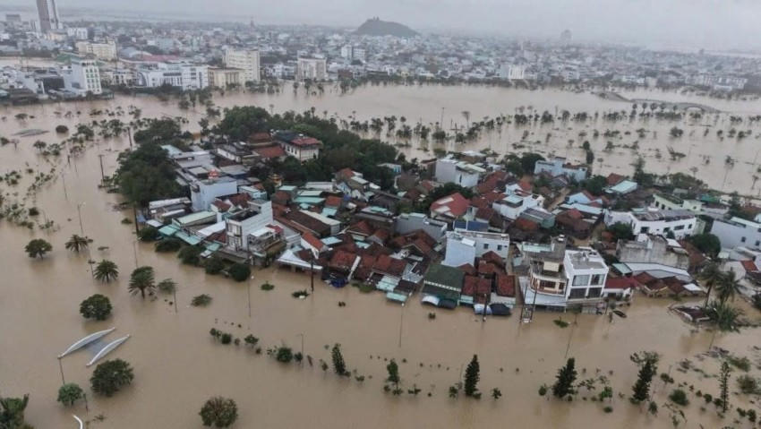 Hàng chục nghìn ngôi nhà tại các địa phương tại Trung Bộ bị ảnh hưởng bởi mưa lũ ngập sâu trong nước nhiều ngày.