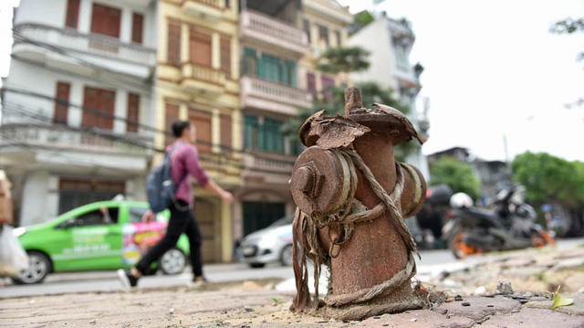 Khảo sát trụ nước cứu hỏa ở một số khu vực trên địa bàn thành phố Hà Nội, PV Dân trí ghi nhận nhiều trụ nước cứu hỏa đang ở tình trạng hưu hỏng nghiên trọng, khó phát huy tác dụng trong trường hợp có hỏa hoạn.